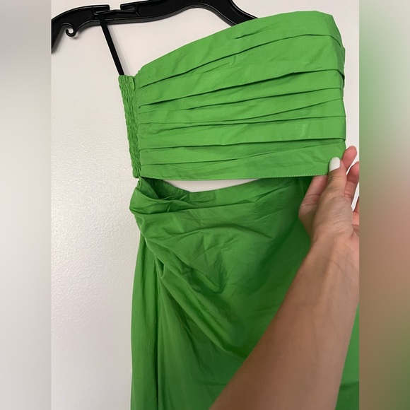 SWF Asymmetrical Cut Out Maxi Dress
in Verde Color:Verde brand new with tag - Picture 4 of 8